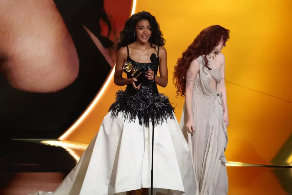 Olivia Dean bracht een eerbetoon aan immigranten in haar dankwoord tijdens de Grammy-uitreiking voor beste nieuwe artiest