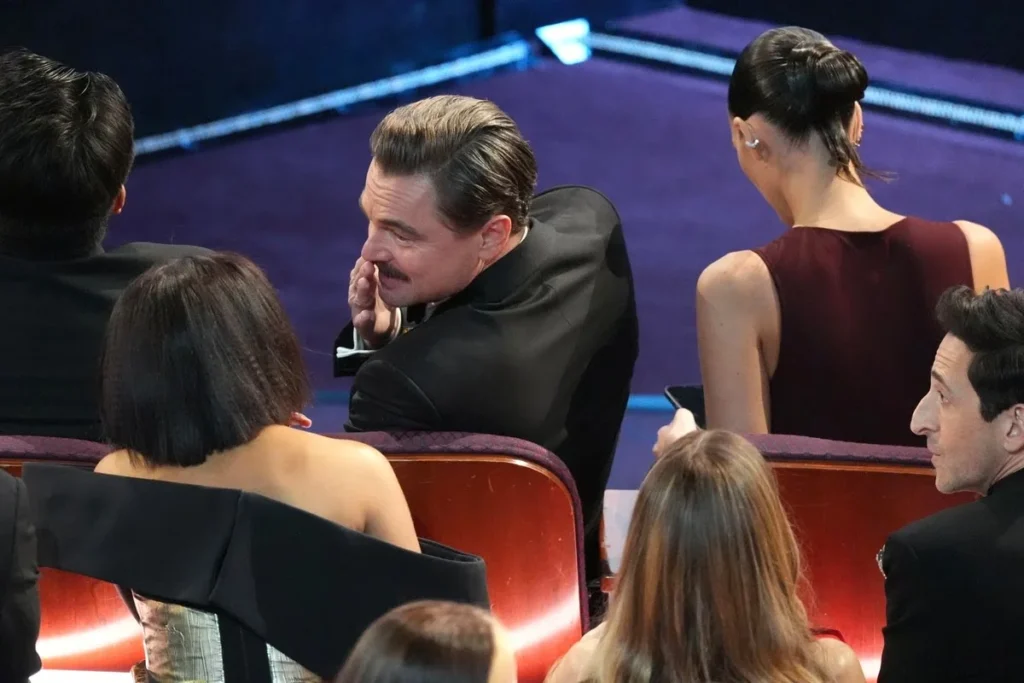 Leonardo DiCaprio is te zien in het publiek tijdens de Oscaruitreiking op zondag 15 maart 2026 in het Dolby Theatre in Los Angeles.