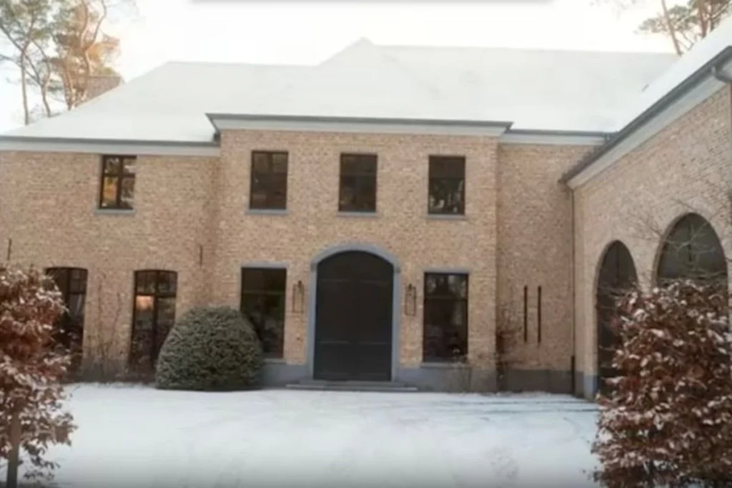 De façade van de villa van Toby Alderweireld in Komen eten.