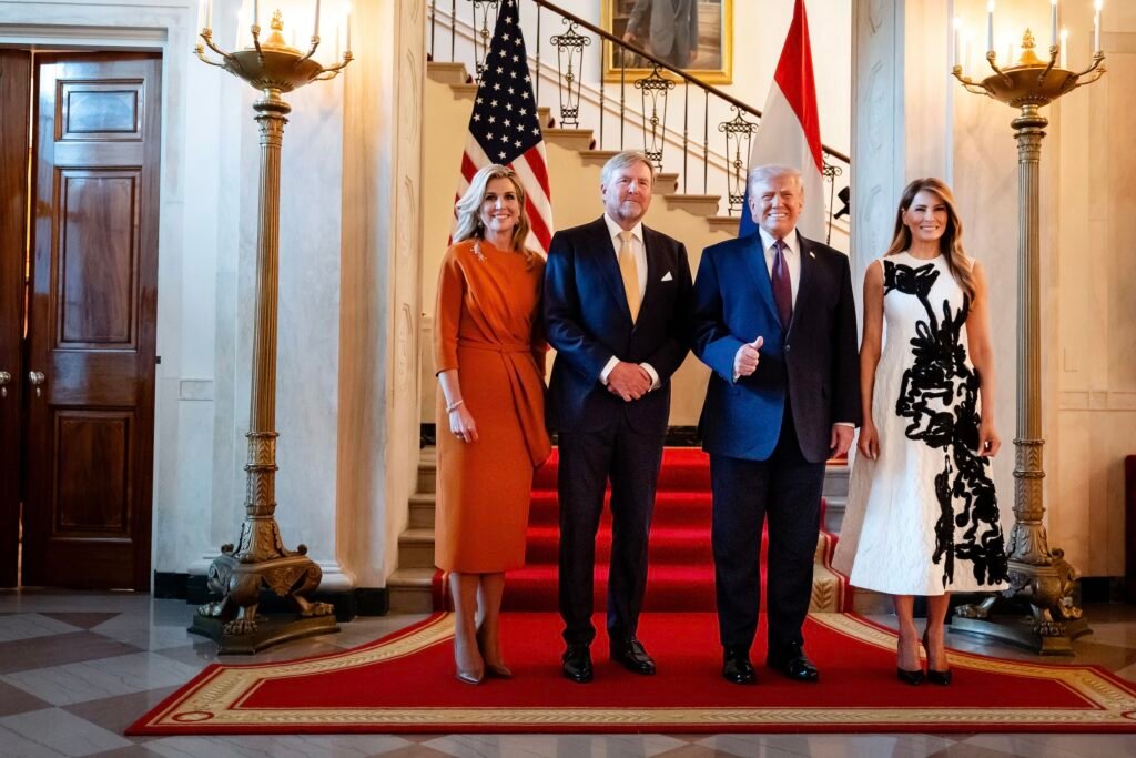 Het Nederlandse koningspaar bij president Donald Trump en zijn vrouw Melania in het Witte Huis. Ze blijven er logeren na een diner.
