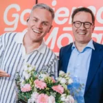 Peter Van de Veire in de bloemetjes gezet door VRT CEO Frederick Delaplace met 20 jaar ochtendradio.