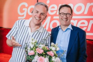 Peter Van de Veire in de bloemetjes gezet door VRT CEO Frederick Delaplace met 20 jaar ochtendradio.