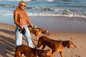 Zwangere Charlotte Van Looy viert zwangere verjaardag met een wandeling met haar honden op het strand van Knokke-Heist.