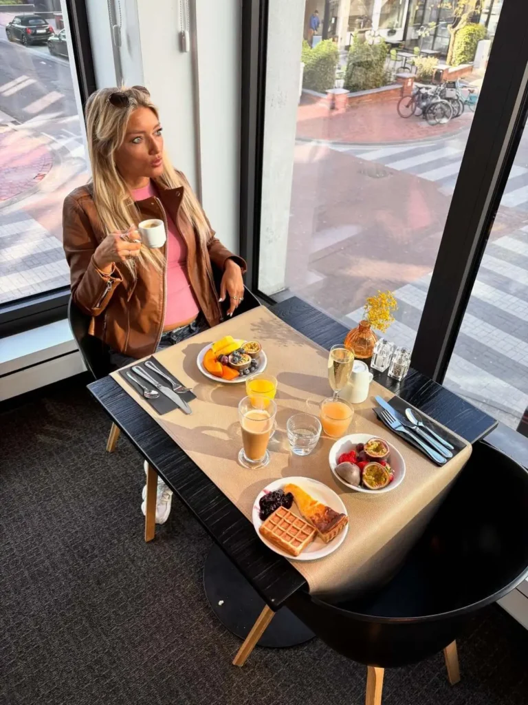 Charlotte Van Looy geniet van het ontbijt in hotel Nelson te Knokke-Heist.
