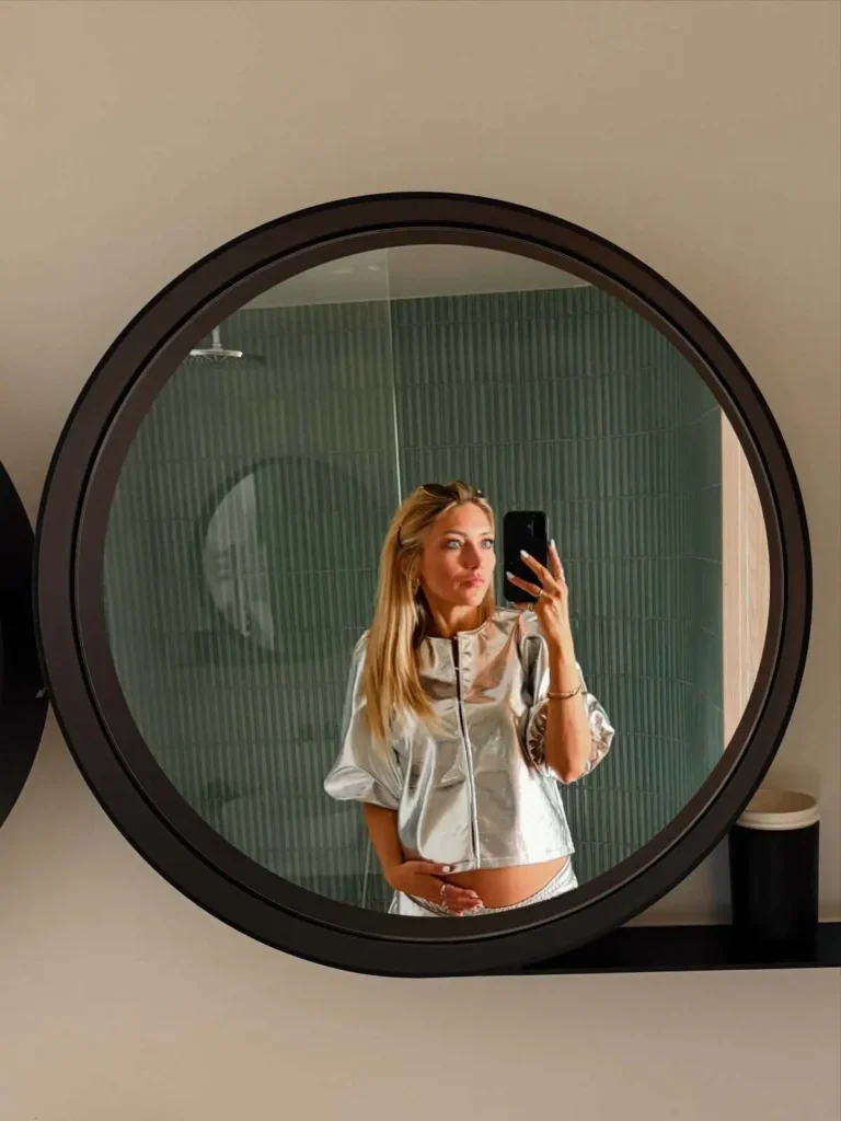 Charlotte Van Looy neemt een selfie van haar zwanger buikje op haar hotelkamer in hotel Nelson te Knokke-Heist.