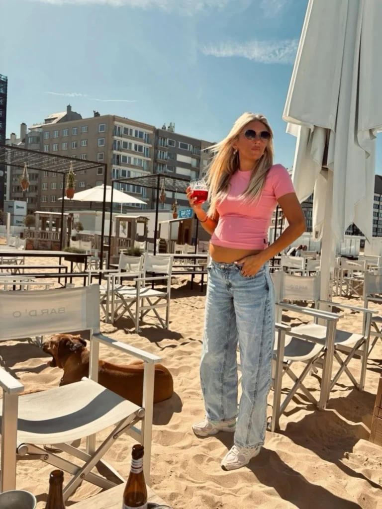 Charlotte Van Looy geniet van een drankje bij strandbar Bar d’O te Knokke-Heist.