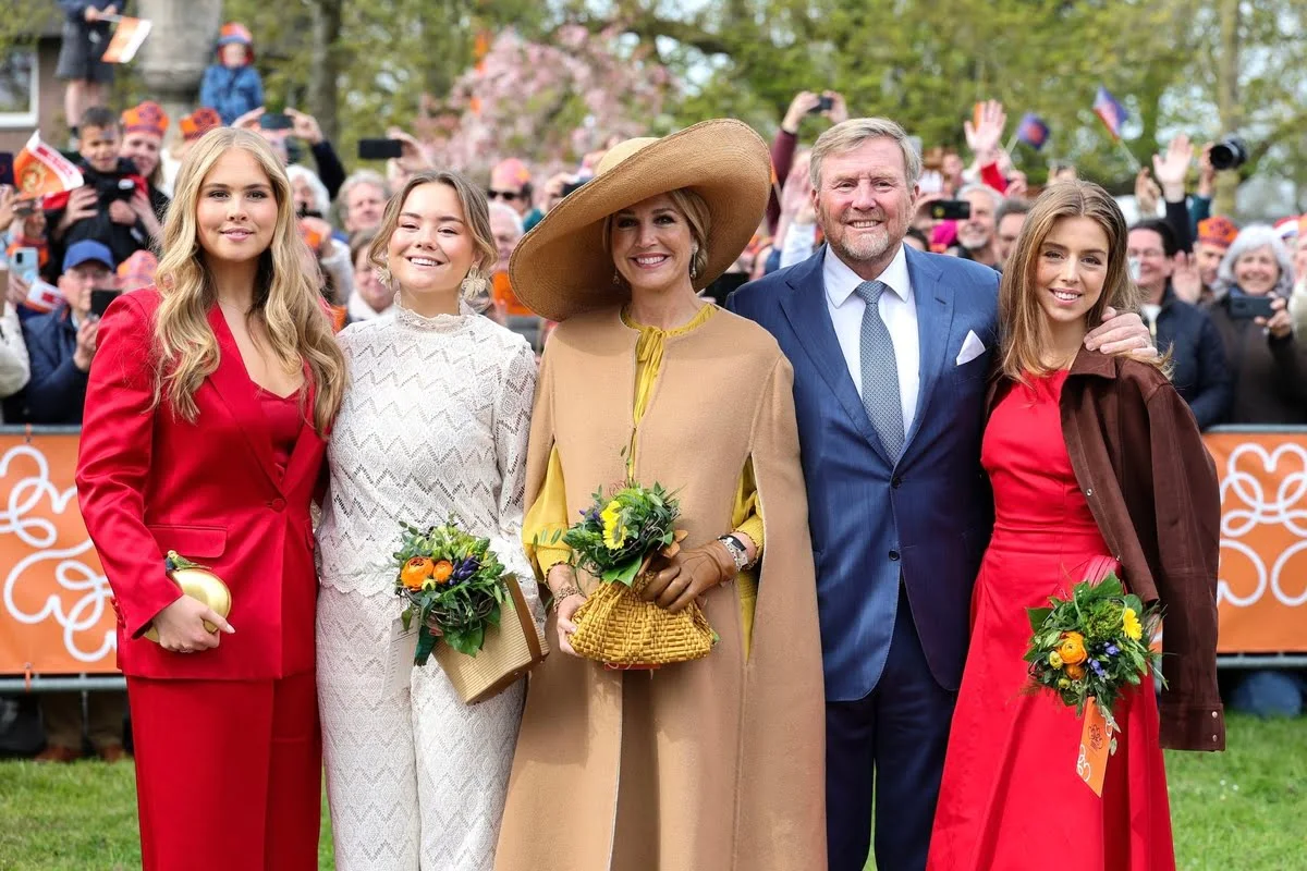 De Nederlandse koninklijke familie in Dokkum om Koningsdag 2026 te vieren.