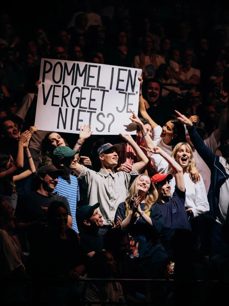 de cast van ‘Knokke Off’ zat in het publiek tijdens het concert van Pommelien Thijs in de AFAS-Dome.
