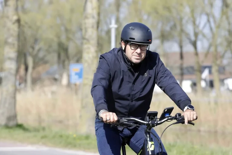 Marco Borsato in ziekenhuis na valpartij met fiets.